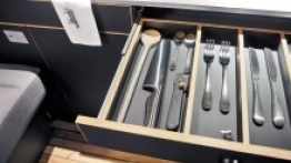 Szuflada na sztućce. Wydaje się, że w czasie jazdy nie będą tak elegancko leżały... - zdjęcie 5